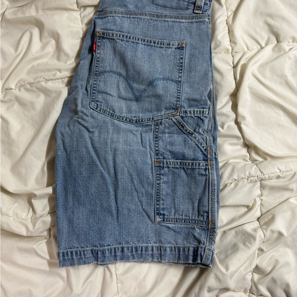 Light wash Levi’s Carpenter Jorts
